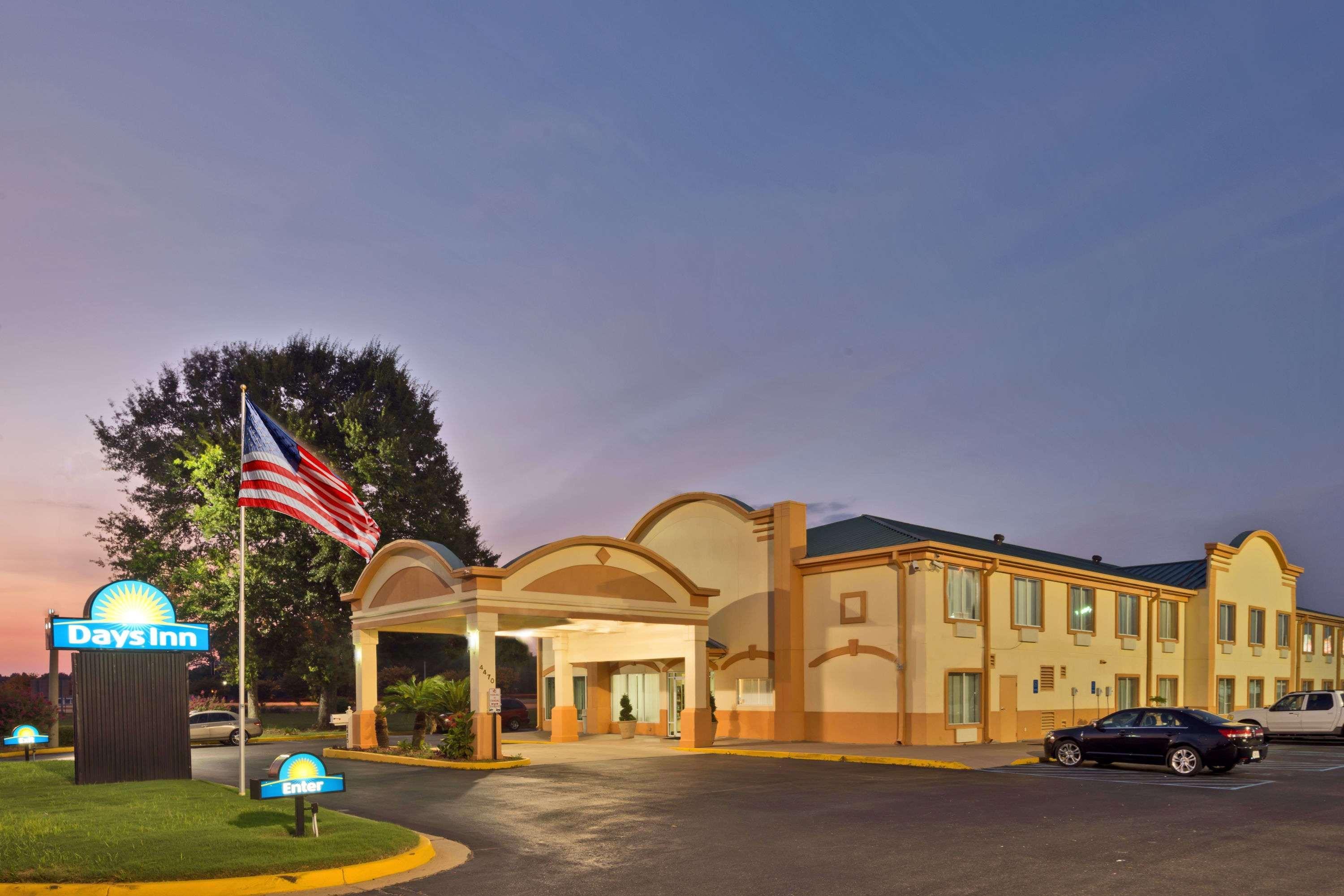 Days Inn By Wyndham Coliseum Montgomery Al Экстерьер фото